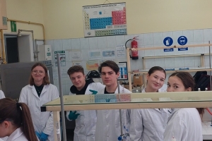 Uczniowie klas maturalnych o profilu biologiczno-chemicznym na zajęciach w Instytucie Chemii UŚ - zdjęcie6